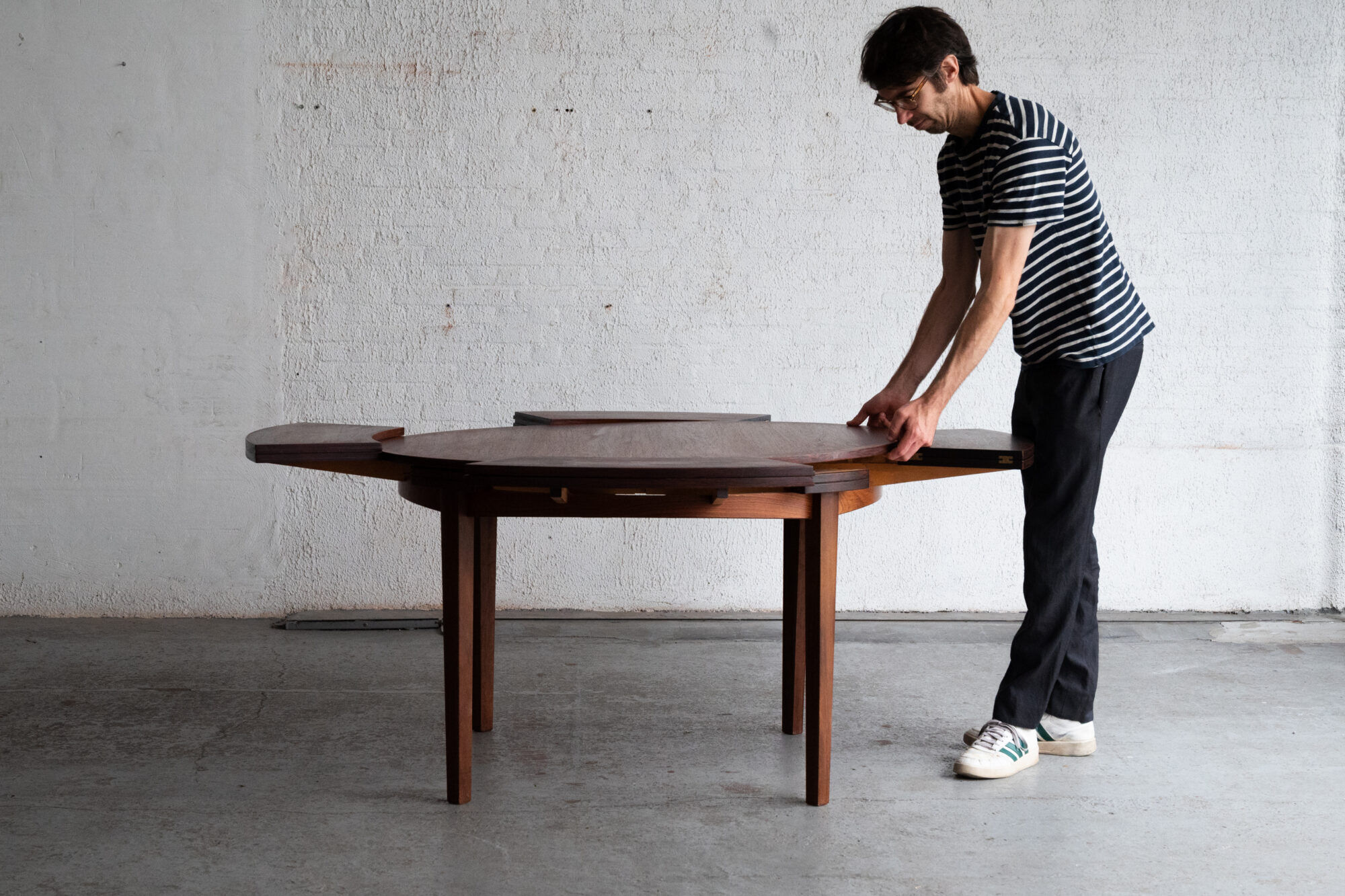 Dining table 'Lotus' by Dyrlund