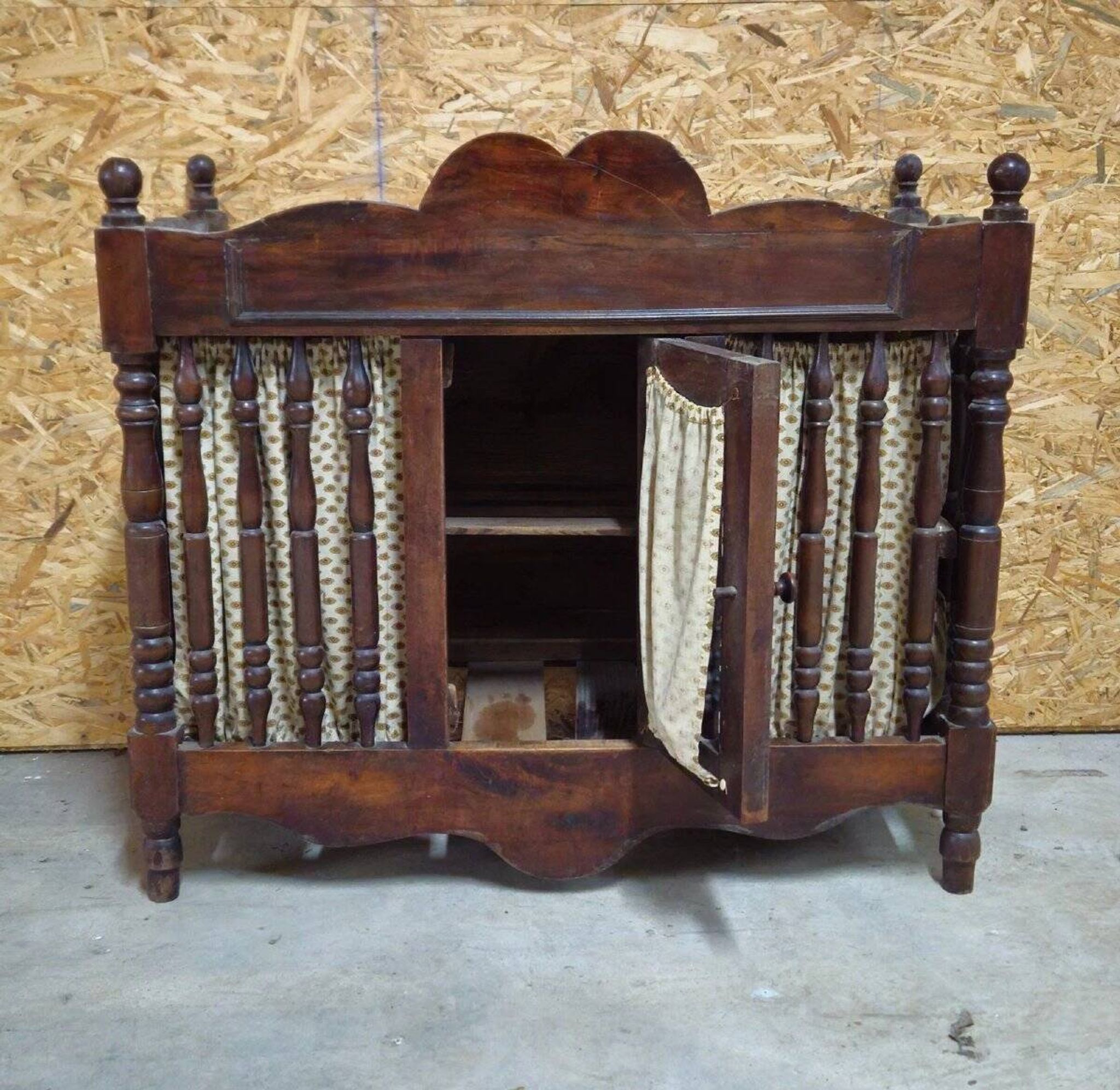 Pannetiére / meuble d’appoint a suspendre / noyer / XVIIIeme