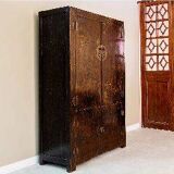 Armoire chinoise ancienne en bois patiné c57.094