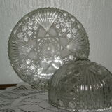 Cheese bell-shaped tray made of cut glass