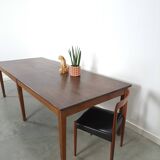 Grande table de salle à manger en bois