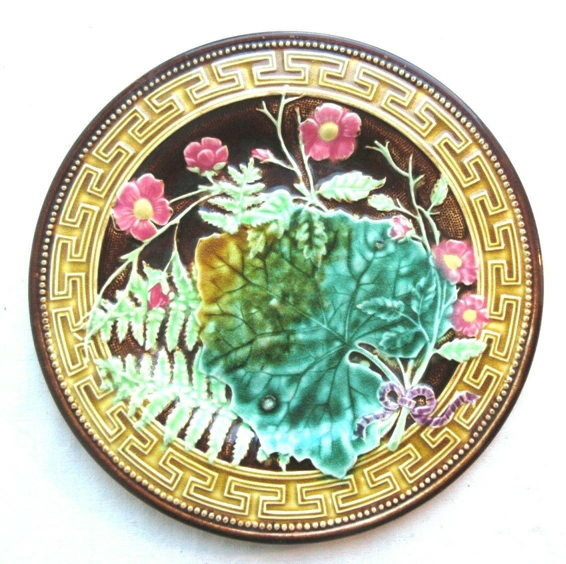 Slurry plate Choisy le Roi: Leaves and flowers bound by a ribbon