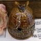 Pot à miel en forme de ruche décoré d'abeilles