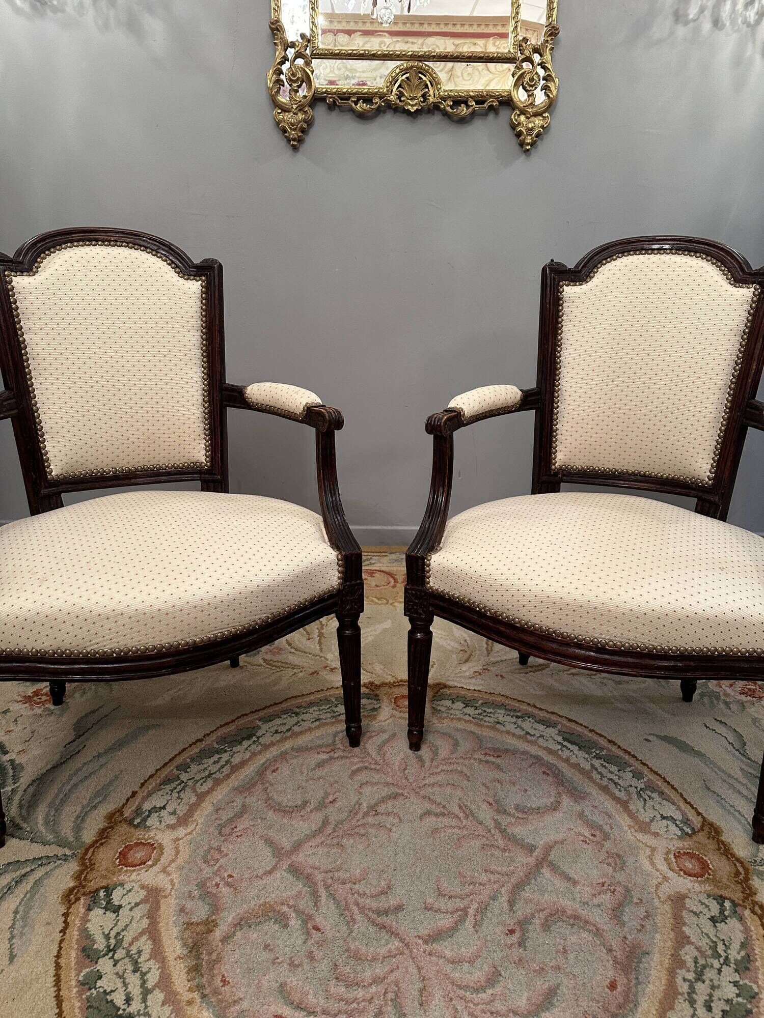 Paire de fauteuils en noyer d'epoque louis xvi vers 1770