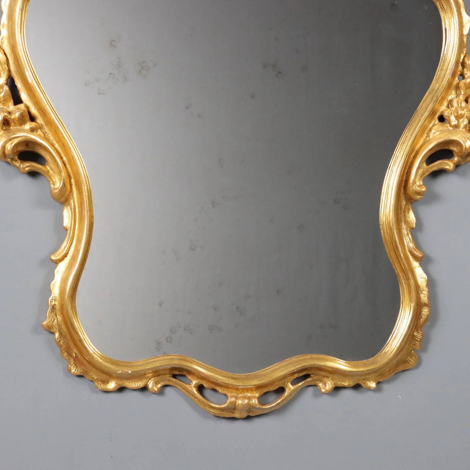 Carved and gilded wooden mirror in Barocchetto style