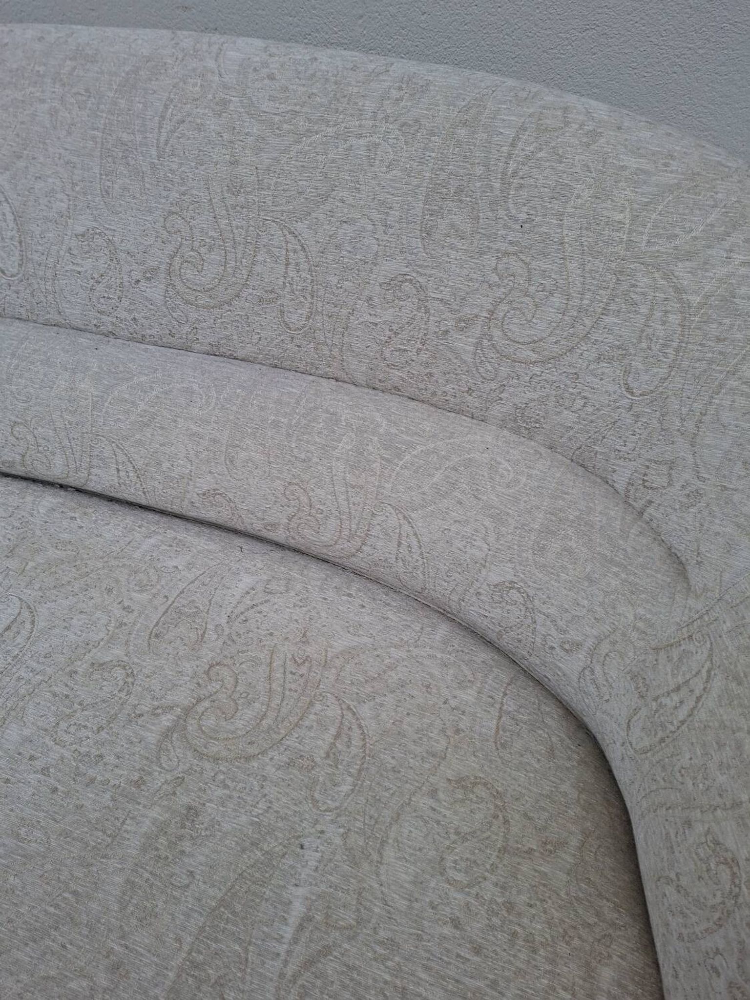 "Crapaud" bench in the richly decorated Napoleon III style.