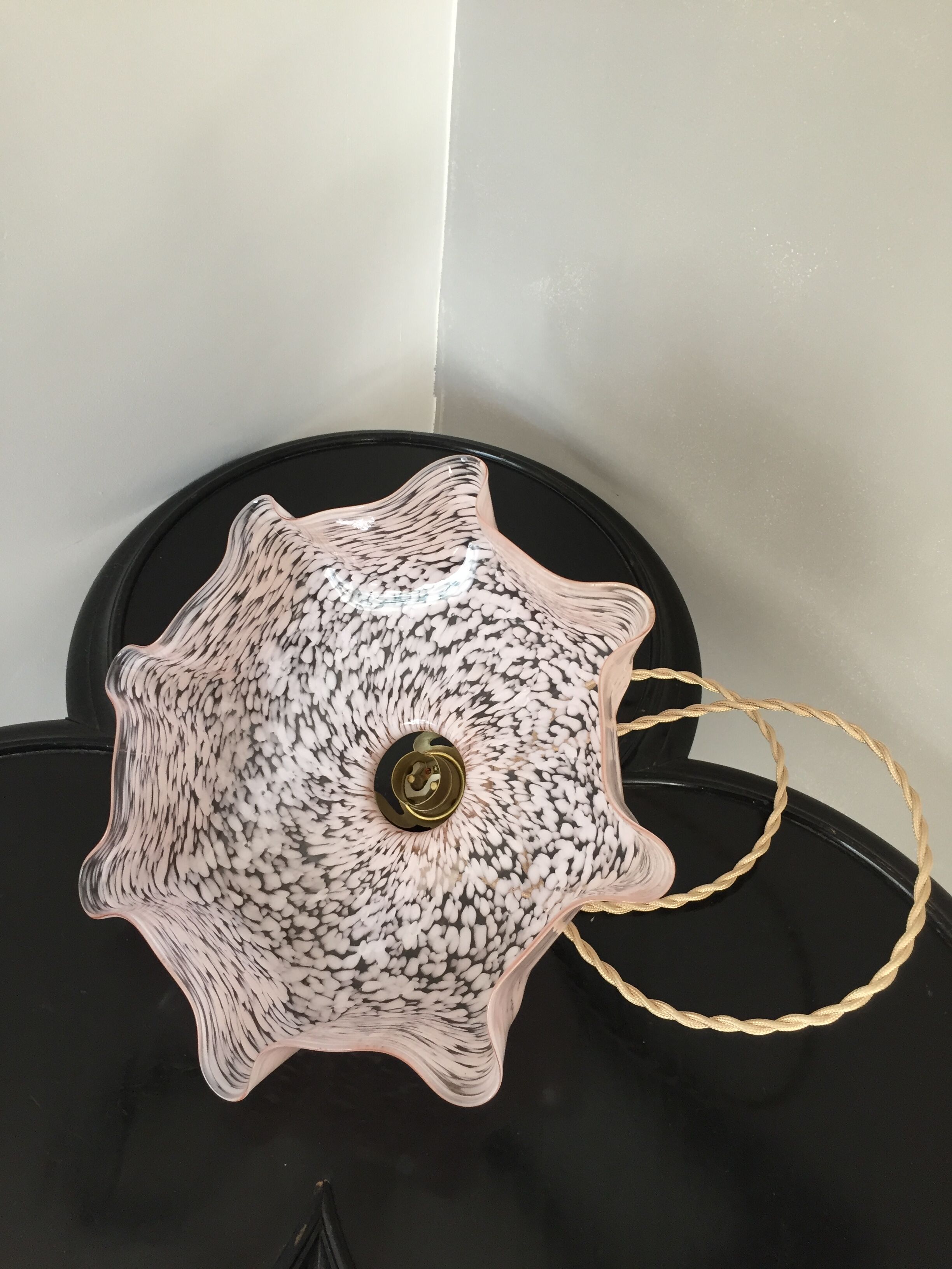Suspension vintage opaline rose mouchetée et laiton