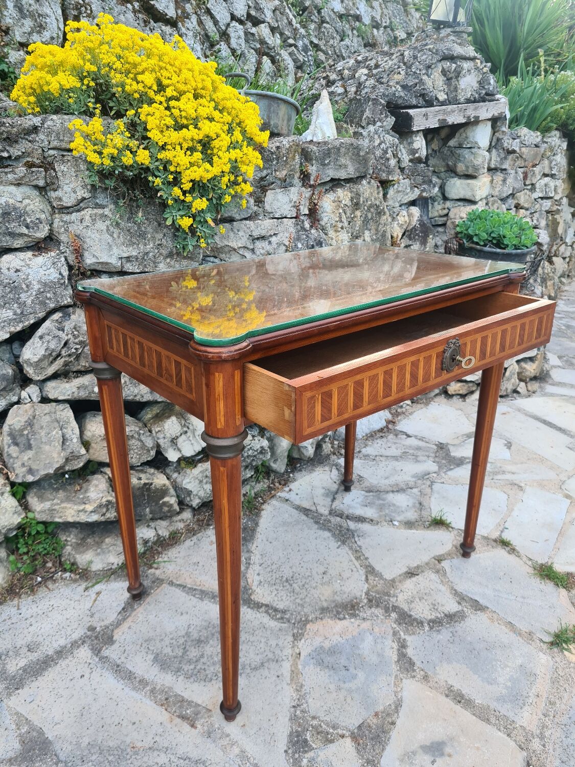 Small desk table in marquetry