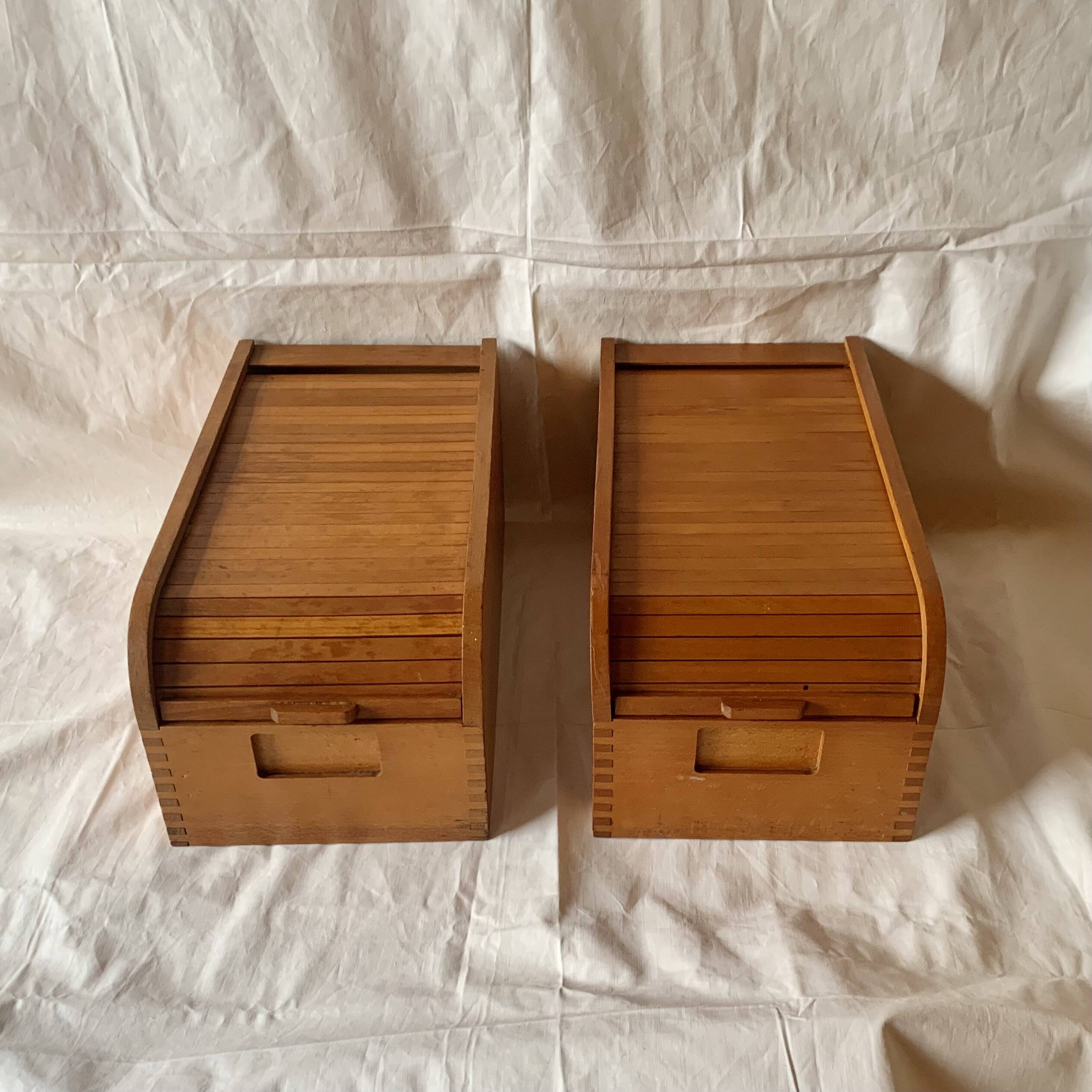 2 anciennes boîtes de classement en bois à volet