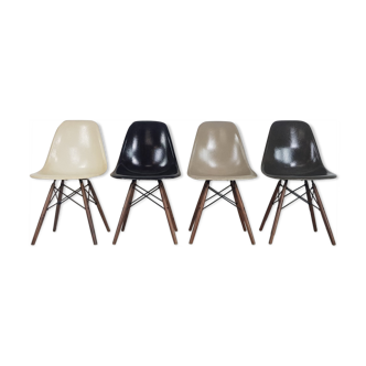 4 chaises DSW de Charles et Ray Eames édition Herman Miller