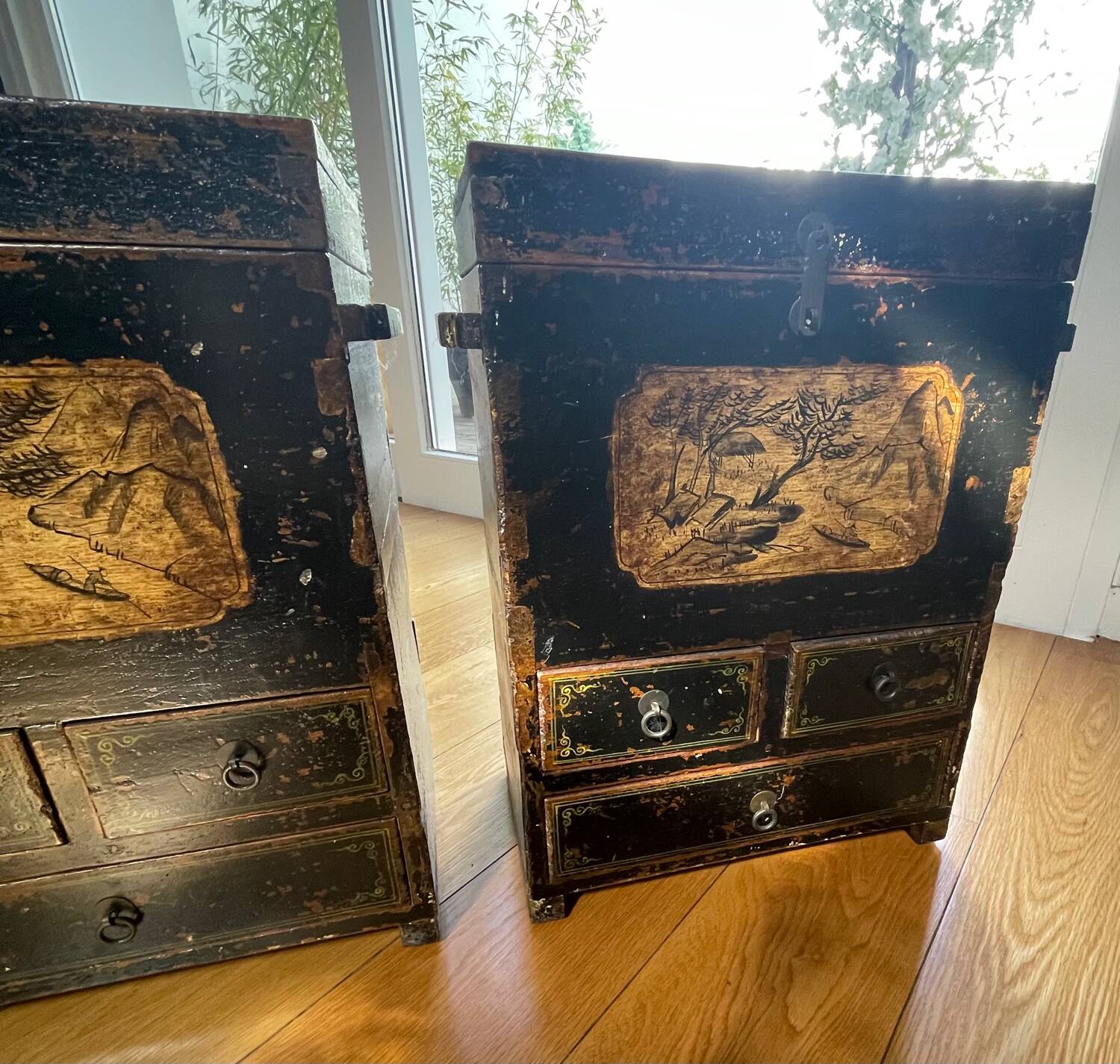 2 Chinese cabinets (a set of 2)