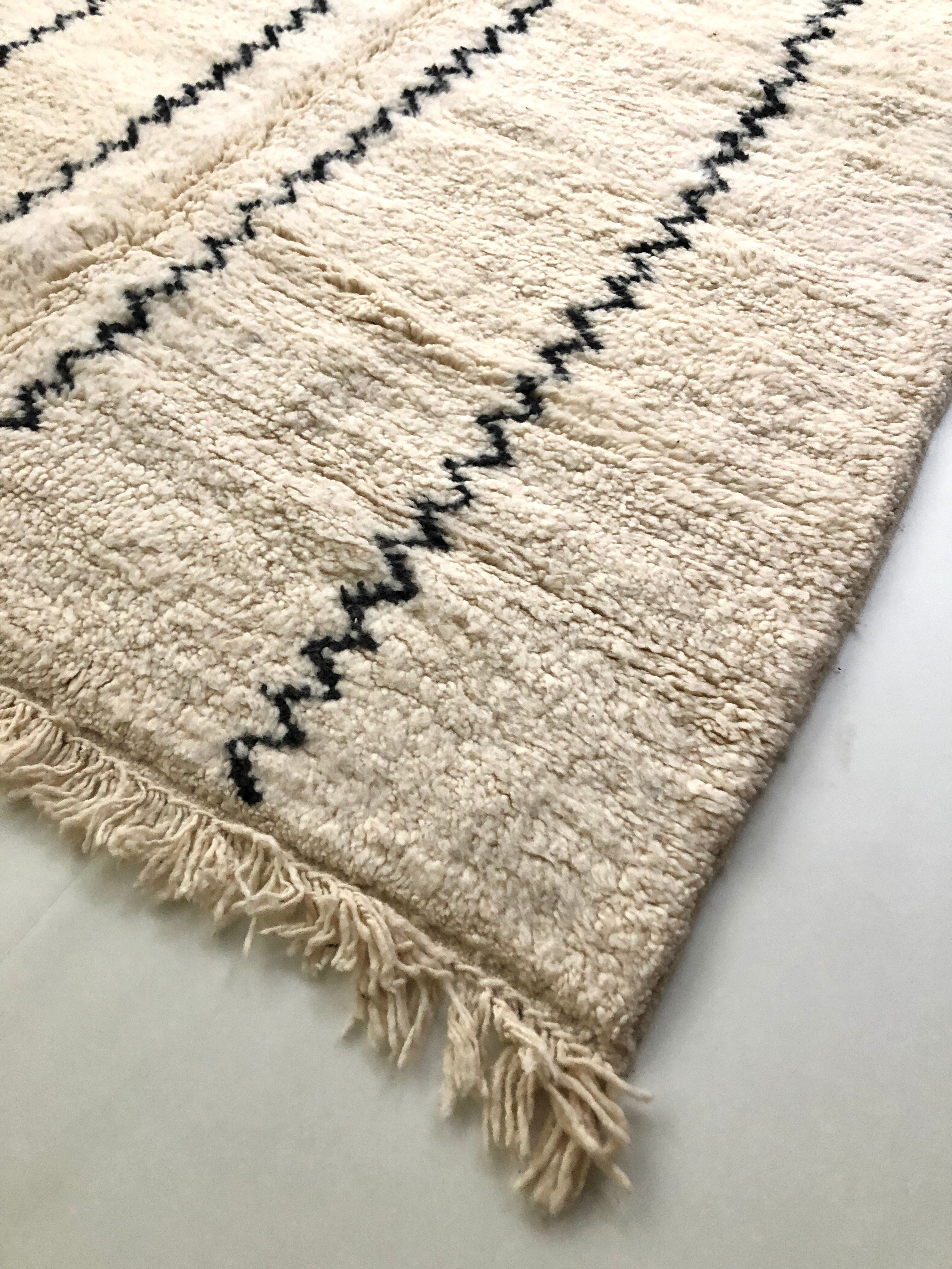 Berber carpet Beni Ouarain with black graphic patterns 2,43 x 1.65 m