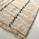 Berber carpet Beni Ouarain with black graphic patterns 2,43 x 1.65 m