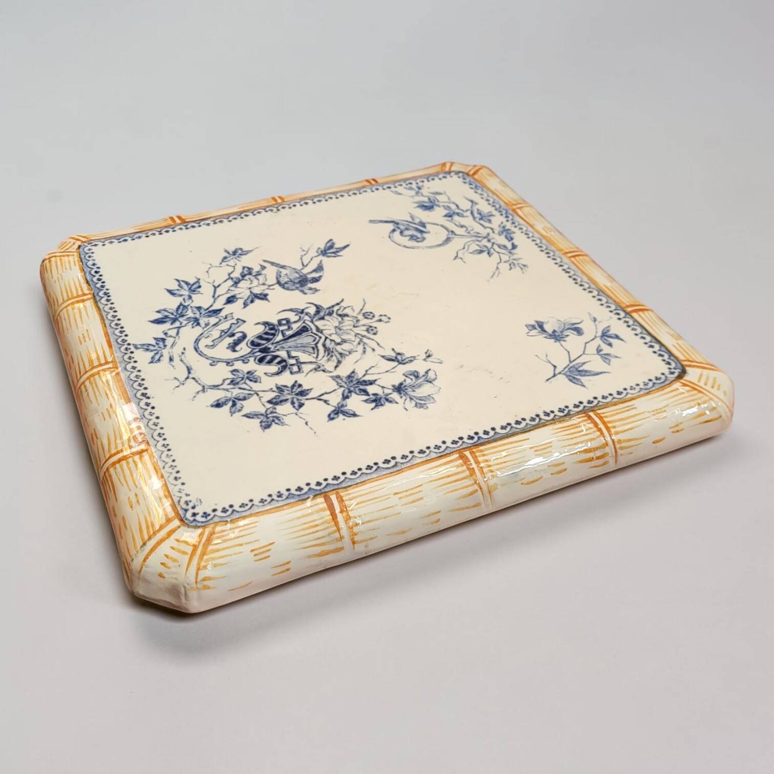 Trivet in Creil and Montereau faience, Japonese-style decoration.