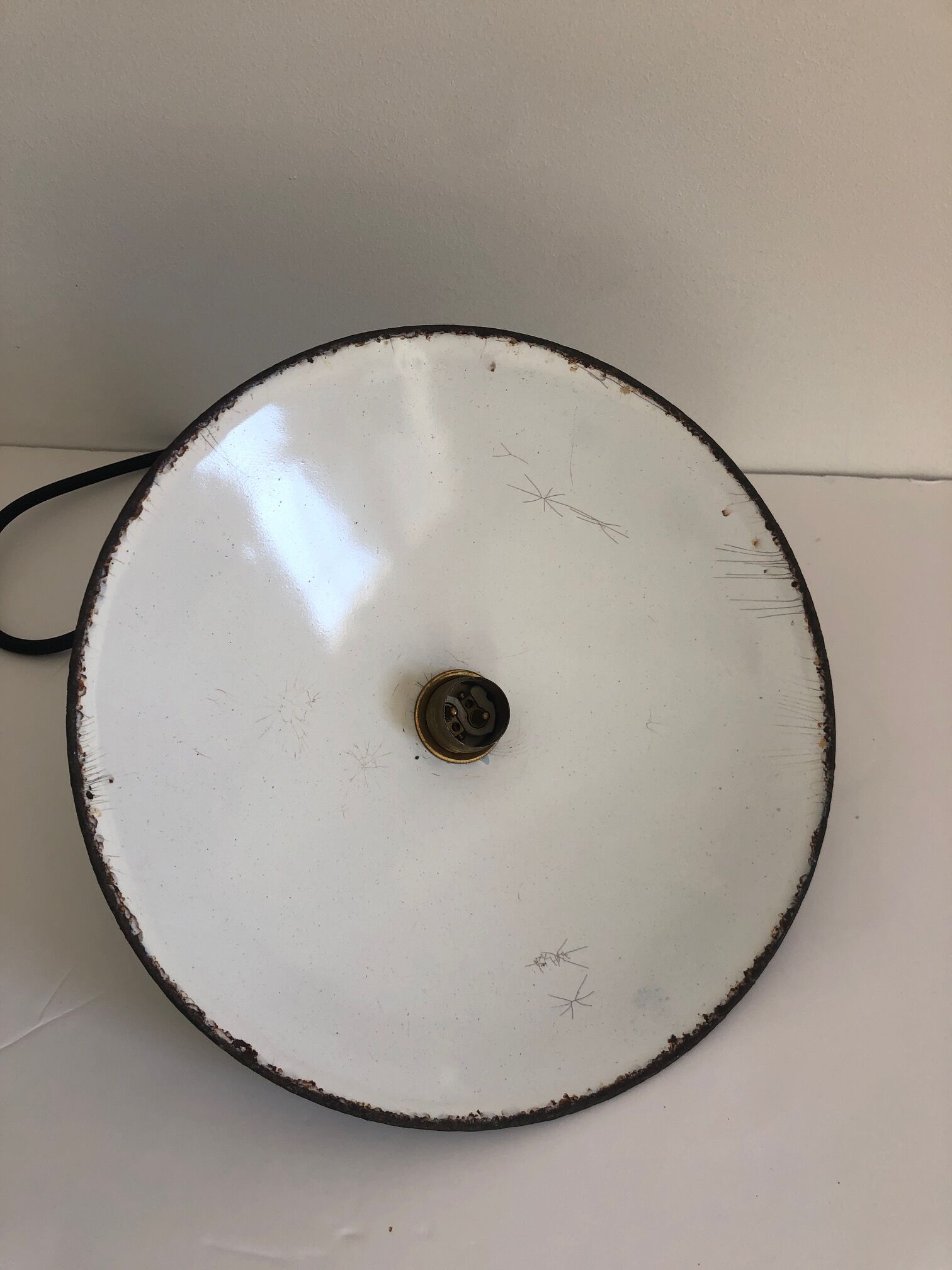 Enamelled green bowl suspension