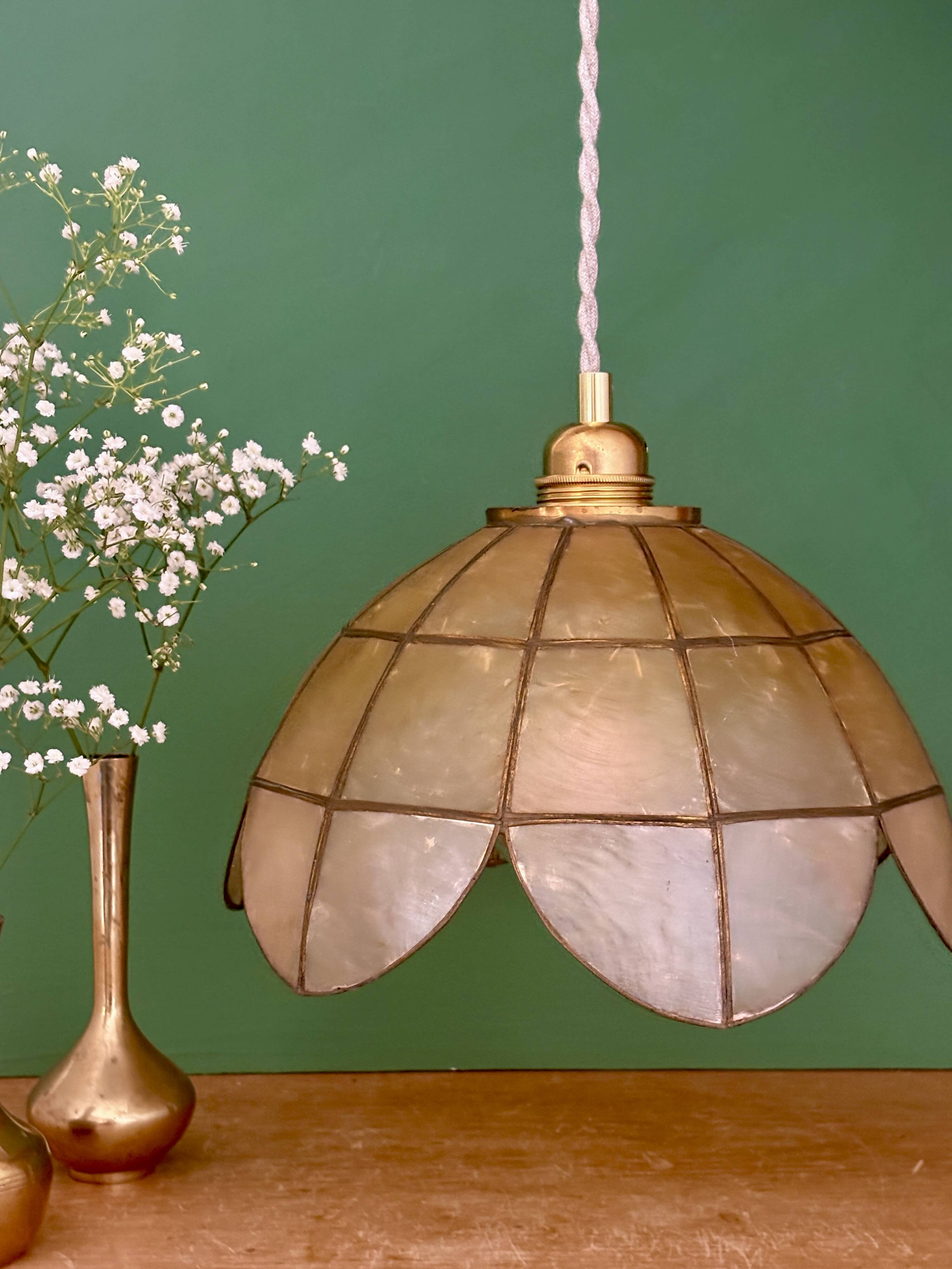 Vintage pendant light in mother-of-pearl and brass