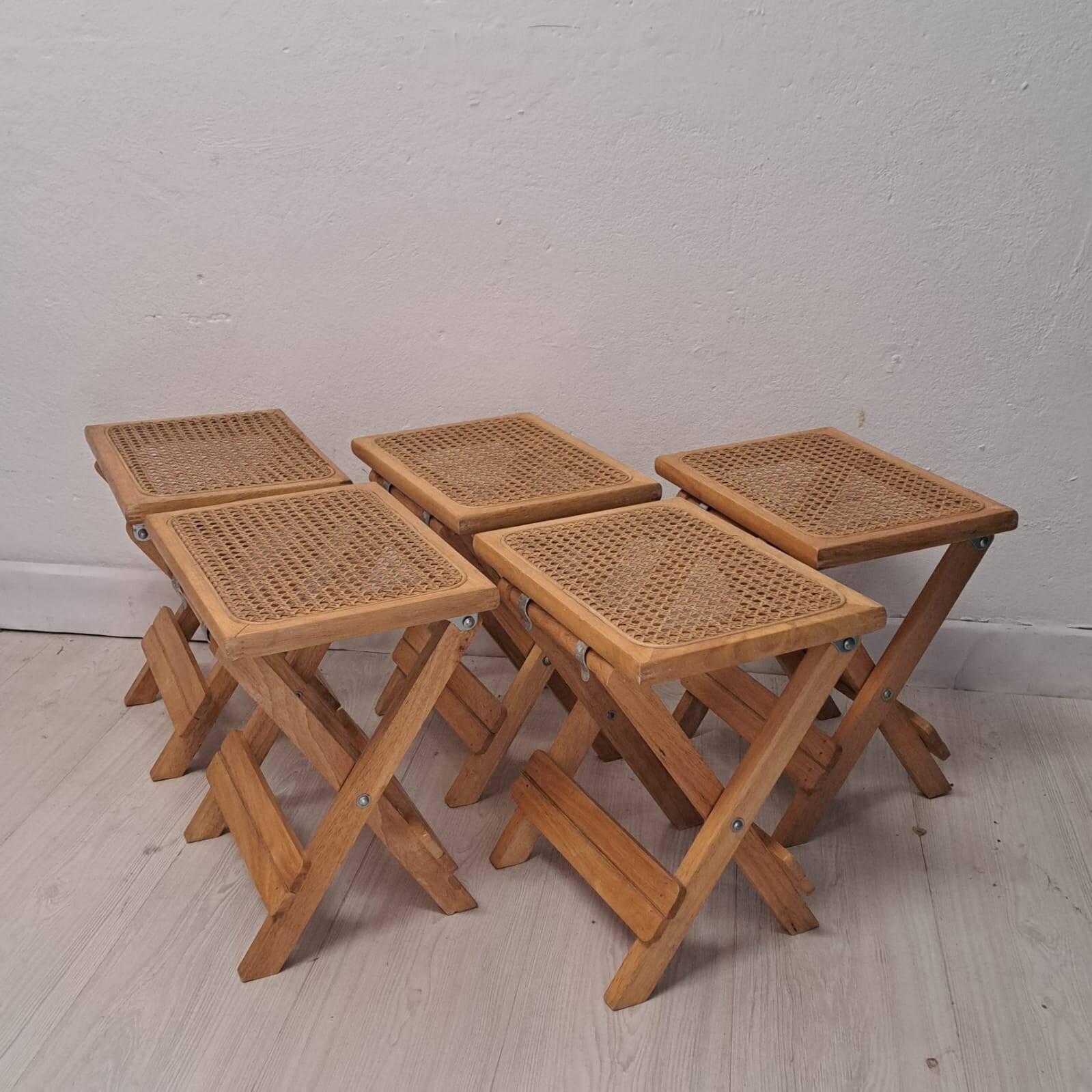 Cinq tabourets viennois vintage en paille