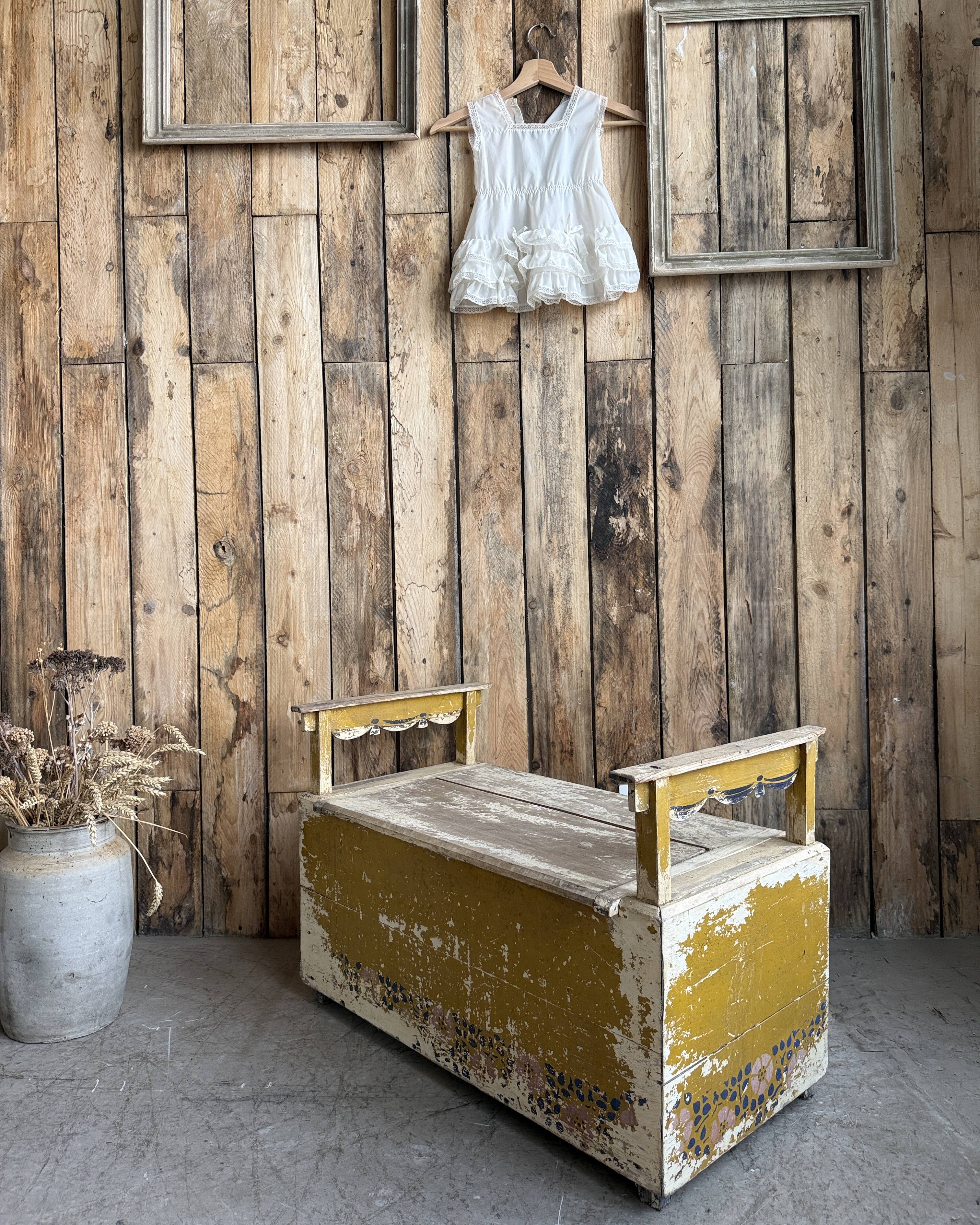 Patinated children's storage bench (renovated)