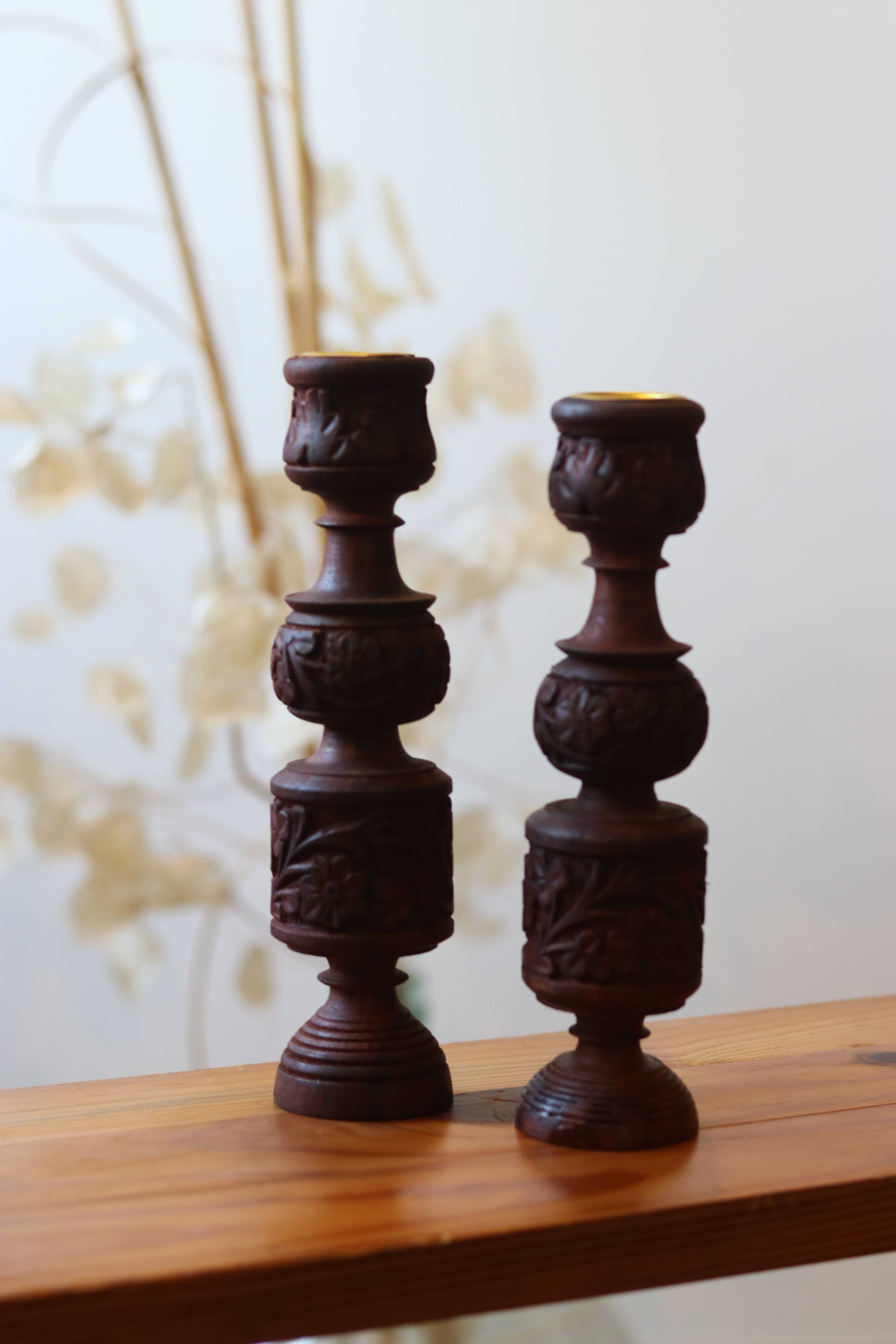 Paire de bougeoirs en bois tourné et sculpté