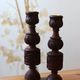 Paire de bougeoirs en bois tourné et sculpté
