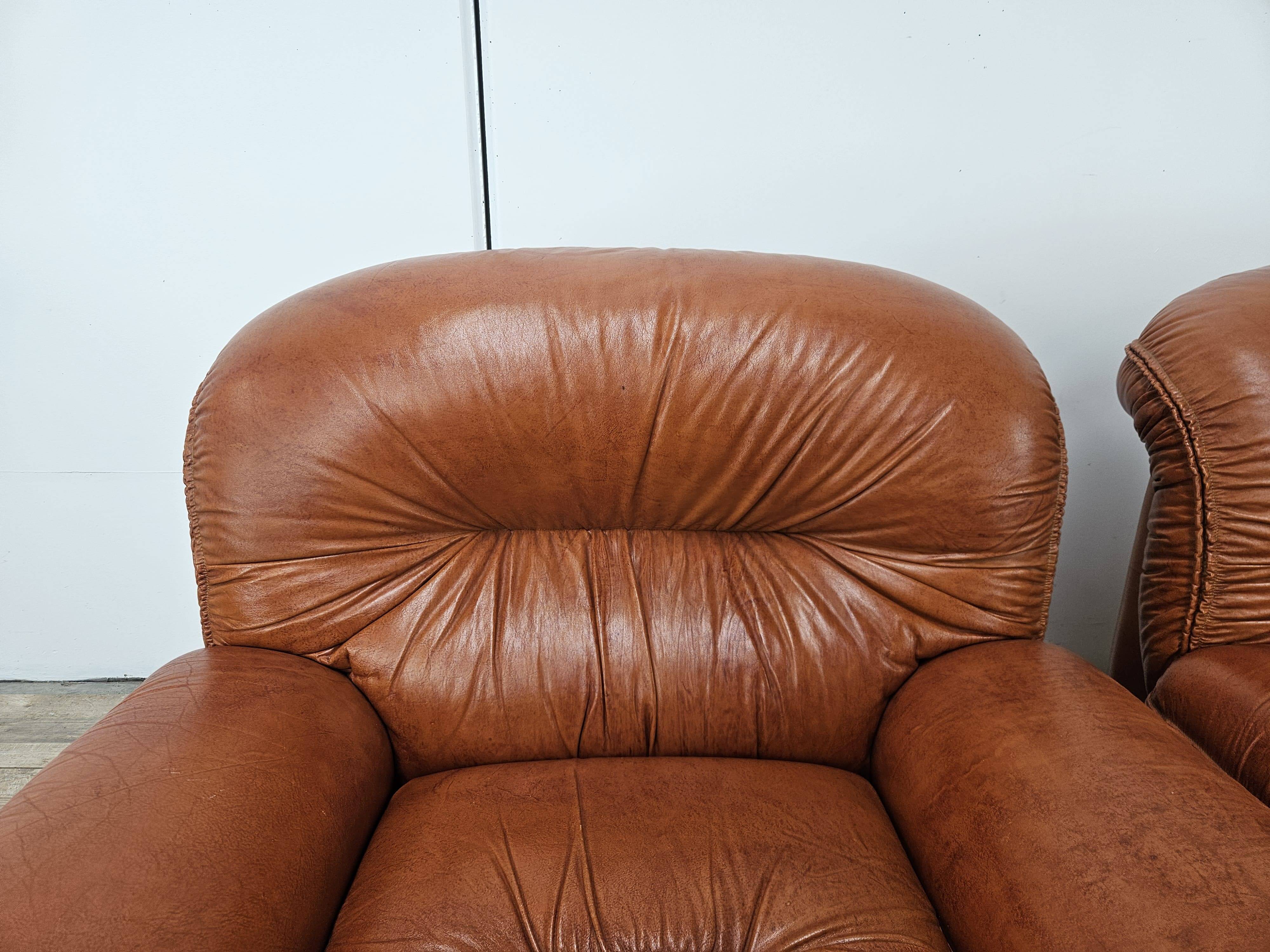 2 fauteuils en cuir cognac, années 1970