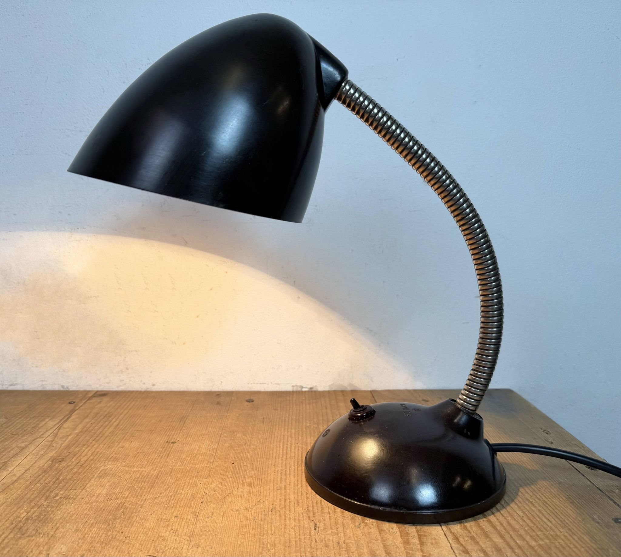 Lampe de table vintage en bakélite marron à col de cygne, années 1950