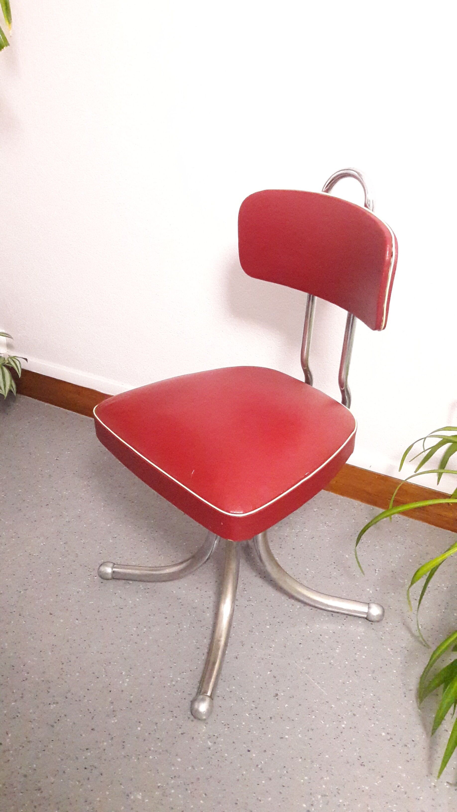 Chaise pivotante skaï bordeau 1960