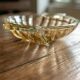 Le plat en verre irisé