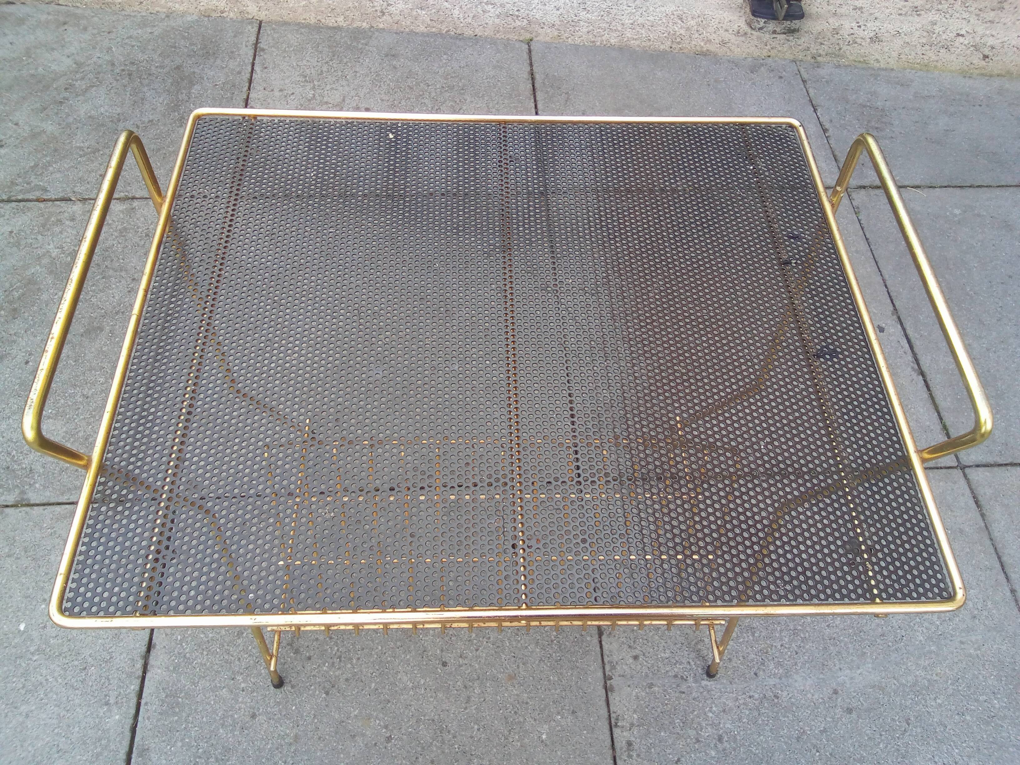 table d'appoint porte disques vinyles, laiton , grillage perforé 1960