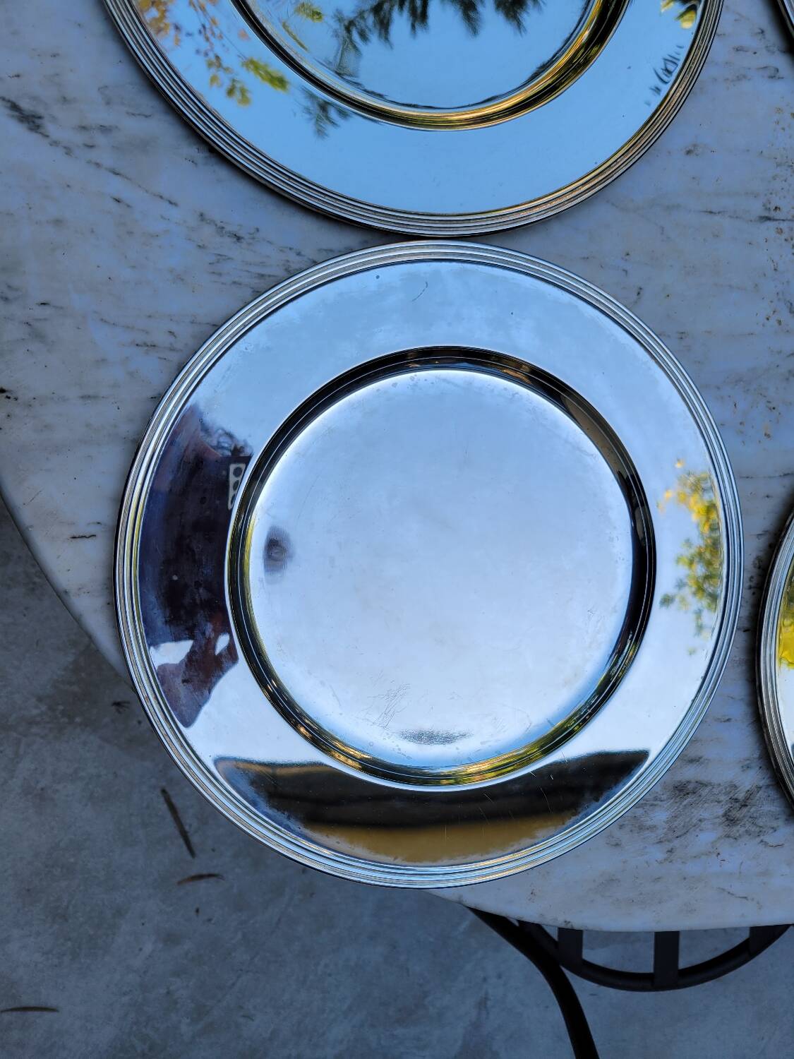 5 assiettes de présentation en métal argenté