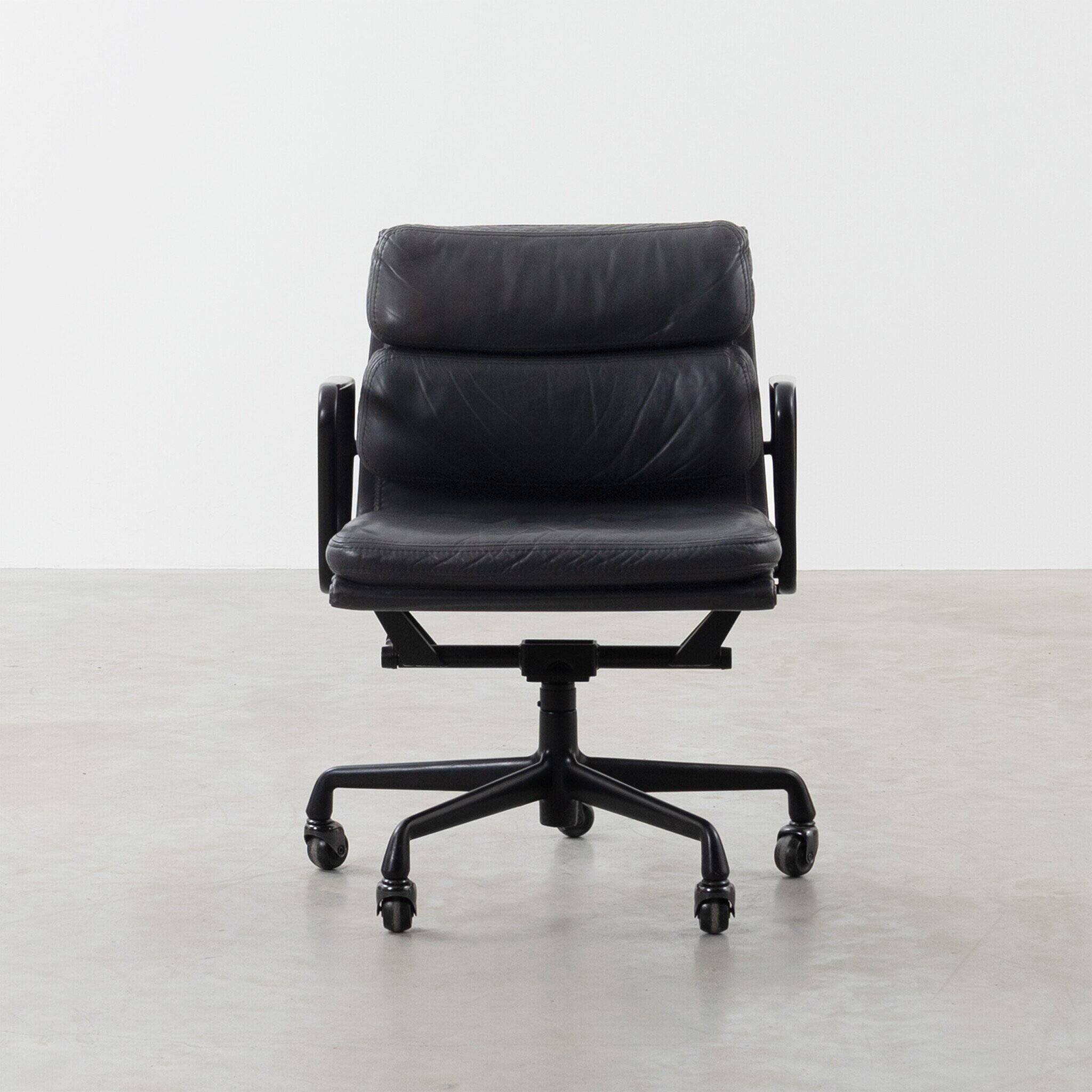 Eames EA435 Management Soft Pad Office Chair all black by Herman Miller