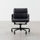 Chaise de bureau Eames EA435 Management Soft Pad entièrement noire par Herman Miller