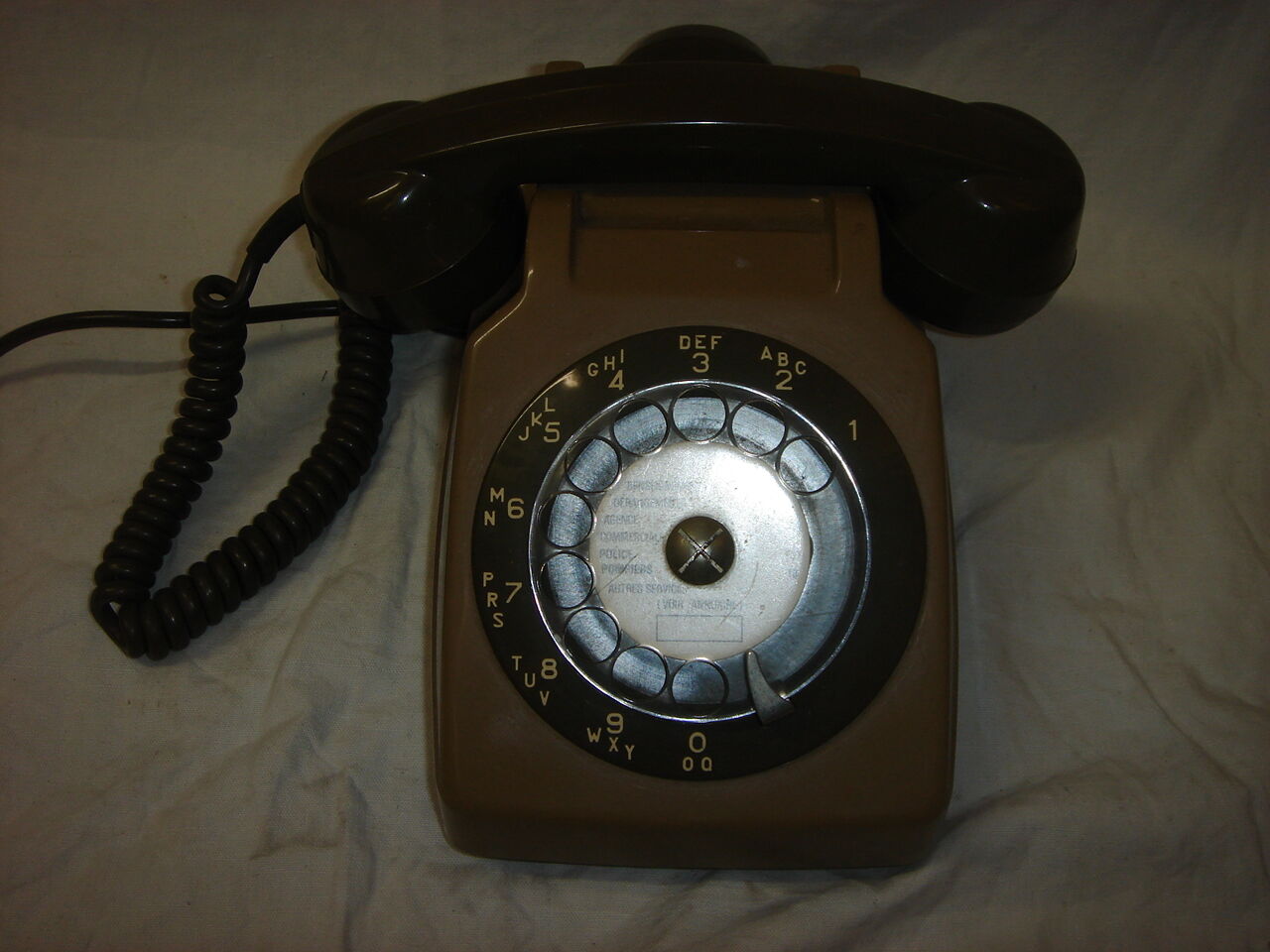 Ancien téléphone ptt à cadran, gris et vert de 1970