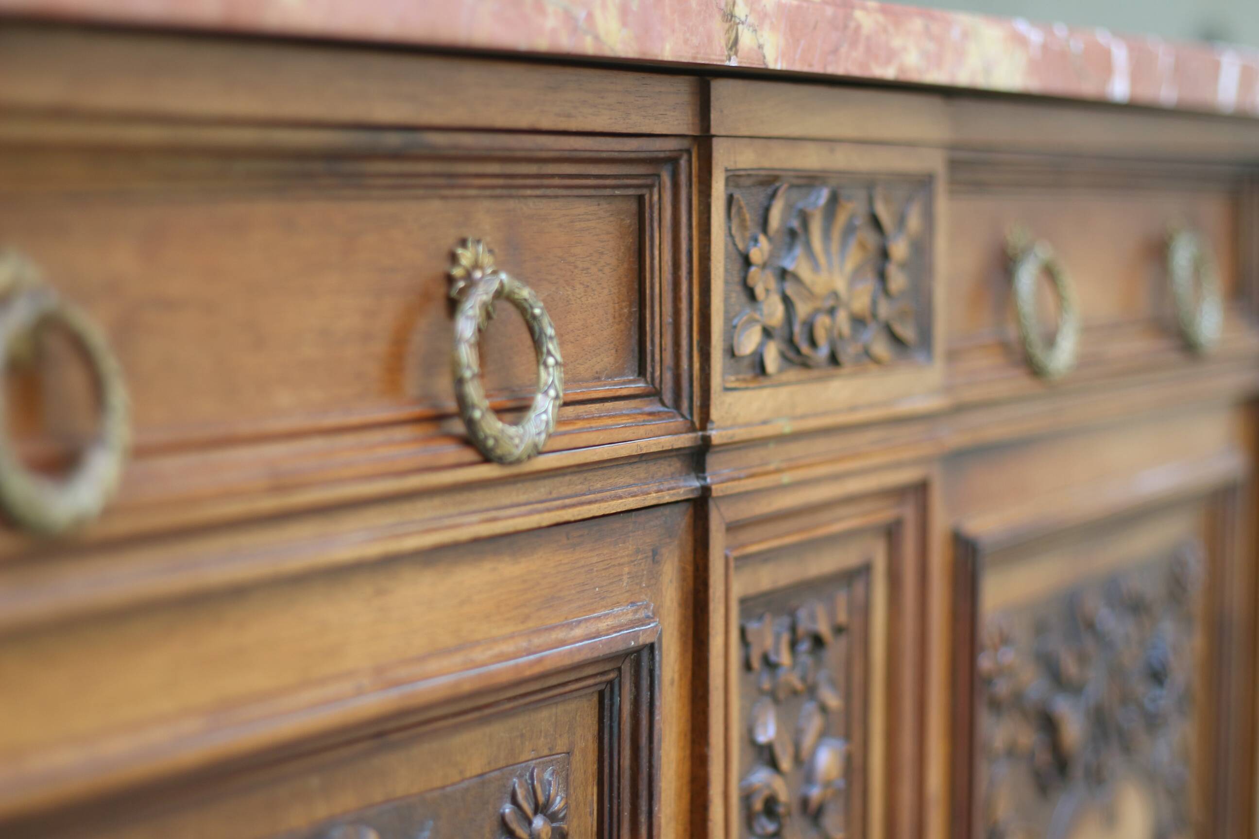 Buffet with mirror in solid walnut. Late 19th century, beautiful piece.
