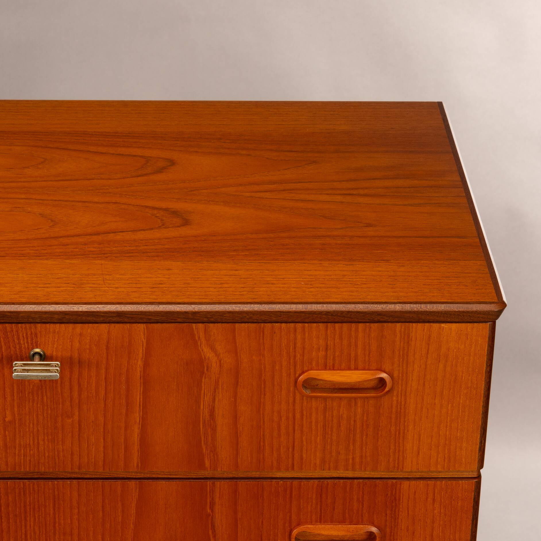 Commode en teck haute de design danois, années 1960