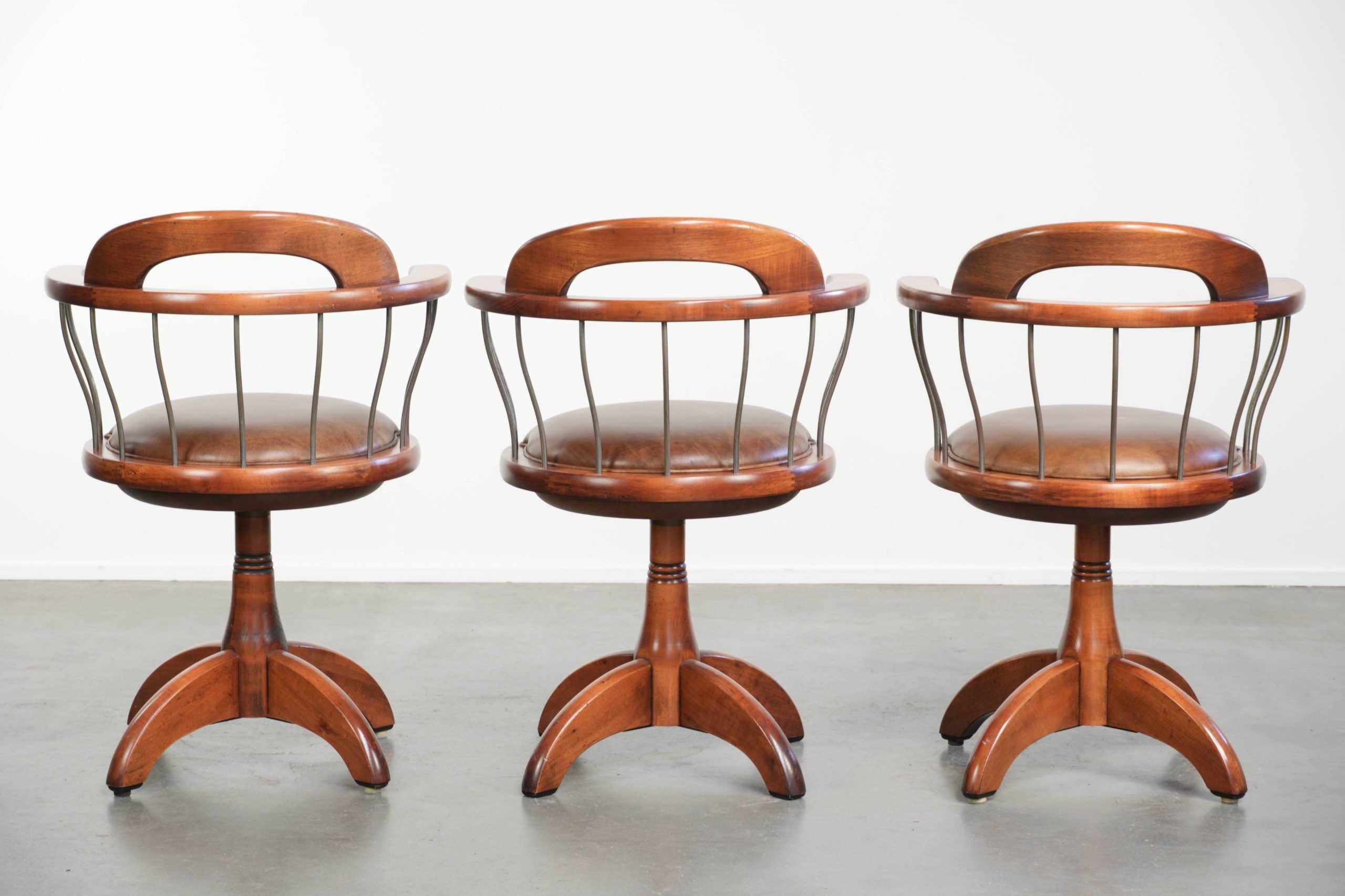 Ensemble de 3 chaises de bureau / de côté pivotantes avec un siège en cuir de vache couleur cognac.