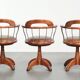 Ensemble de 3 chaises de bureau / de côté pivotantes avec un siège en cuir de vache couleur cognac.