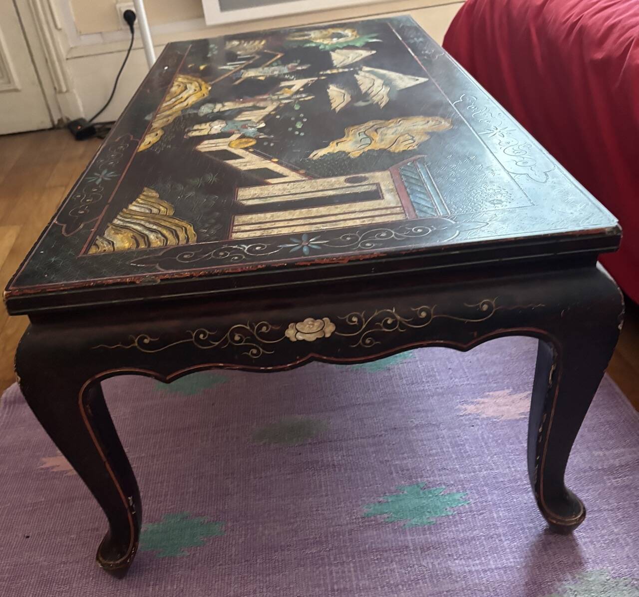 Chinese black lacquer coffee table with figurative decoration – Coromandel style – 20th century.