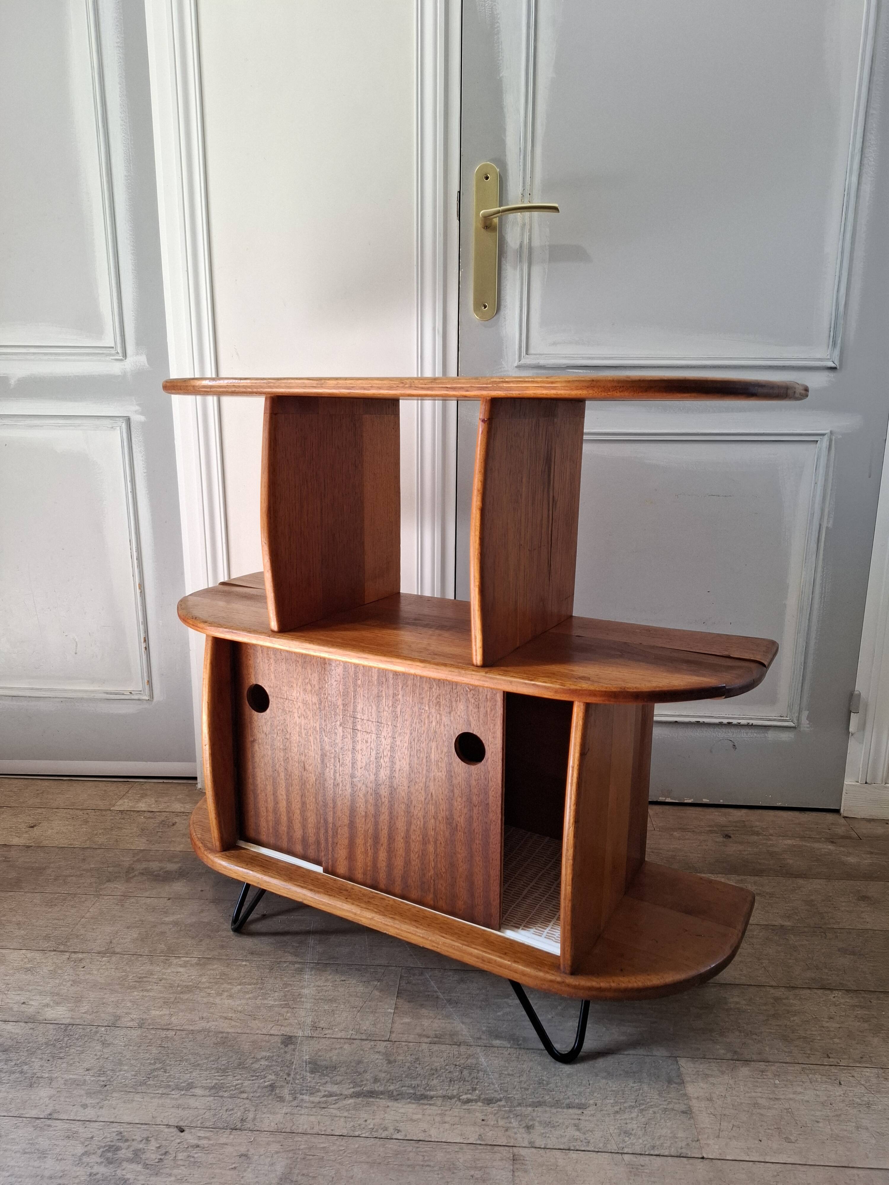 Etagère sur pieds