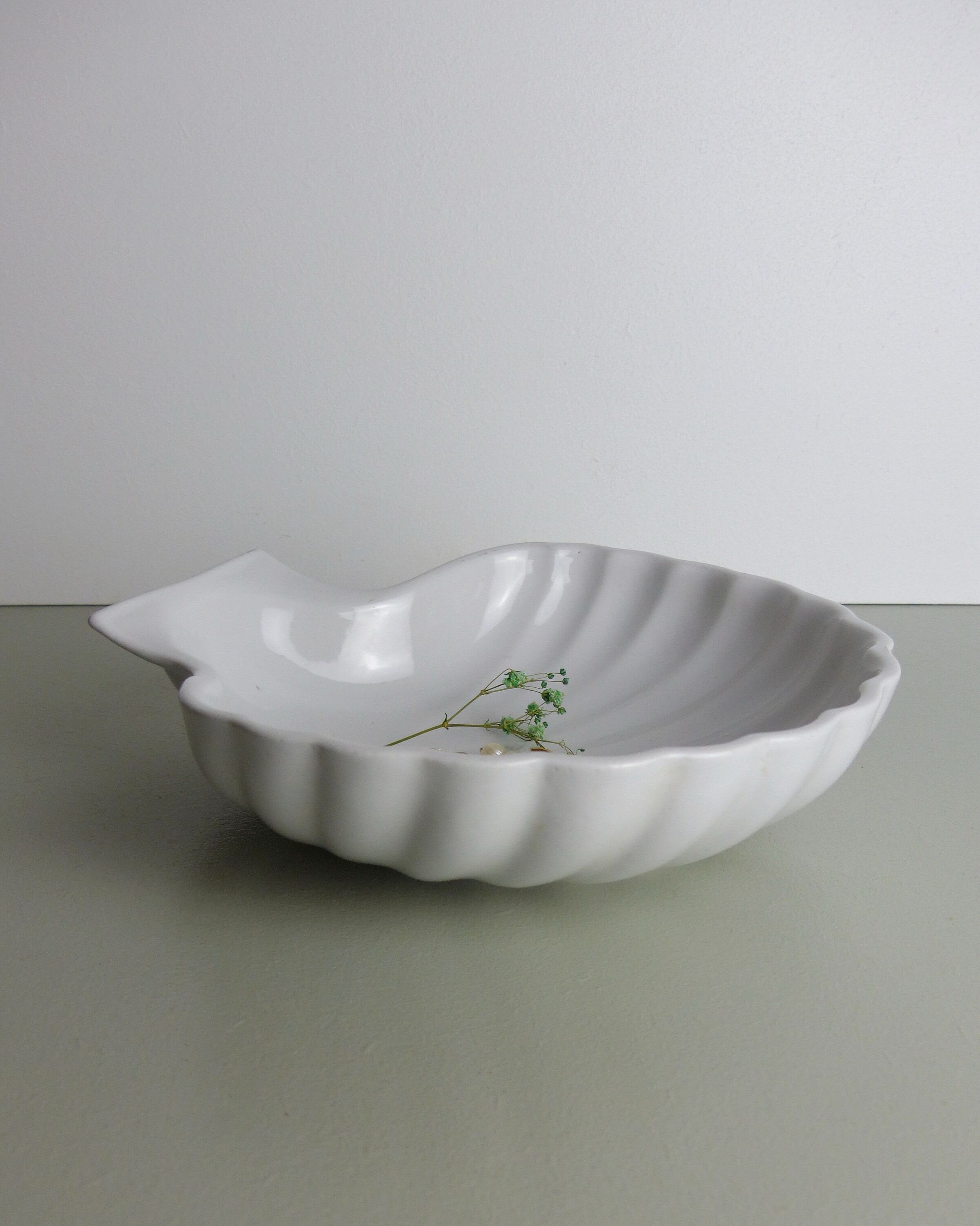 White ceramic shell pocket tray