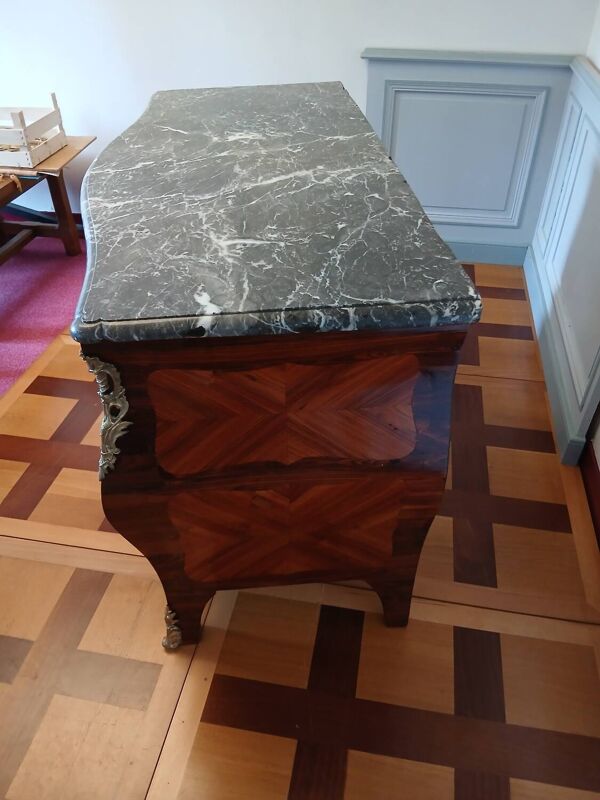 Commode  en marqueterie bois époque Louis XV estampillée Léonard Boudin