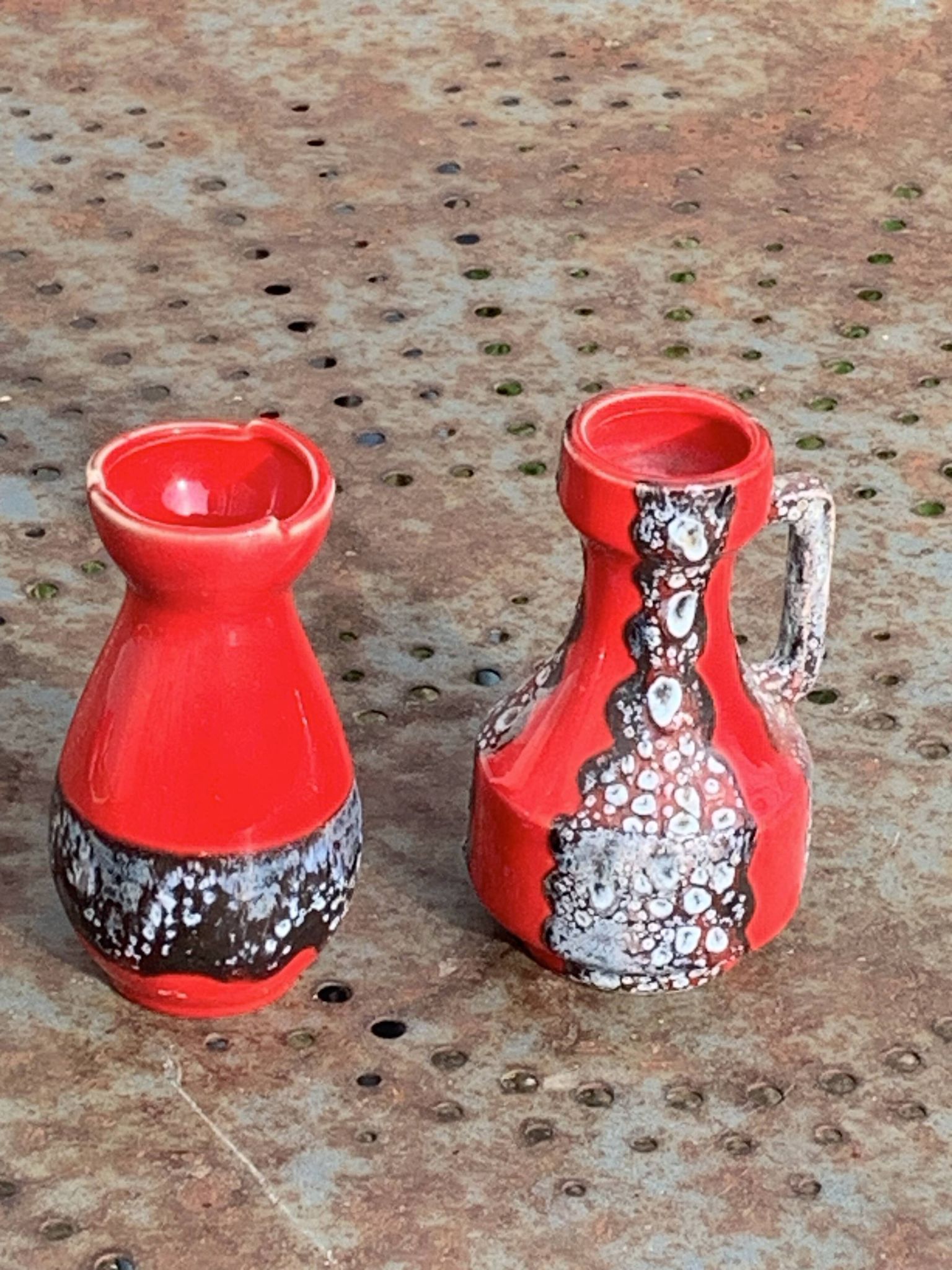 Set of two vases, soliflores in designer red and gray enameled ceramic, Vallauris style
