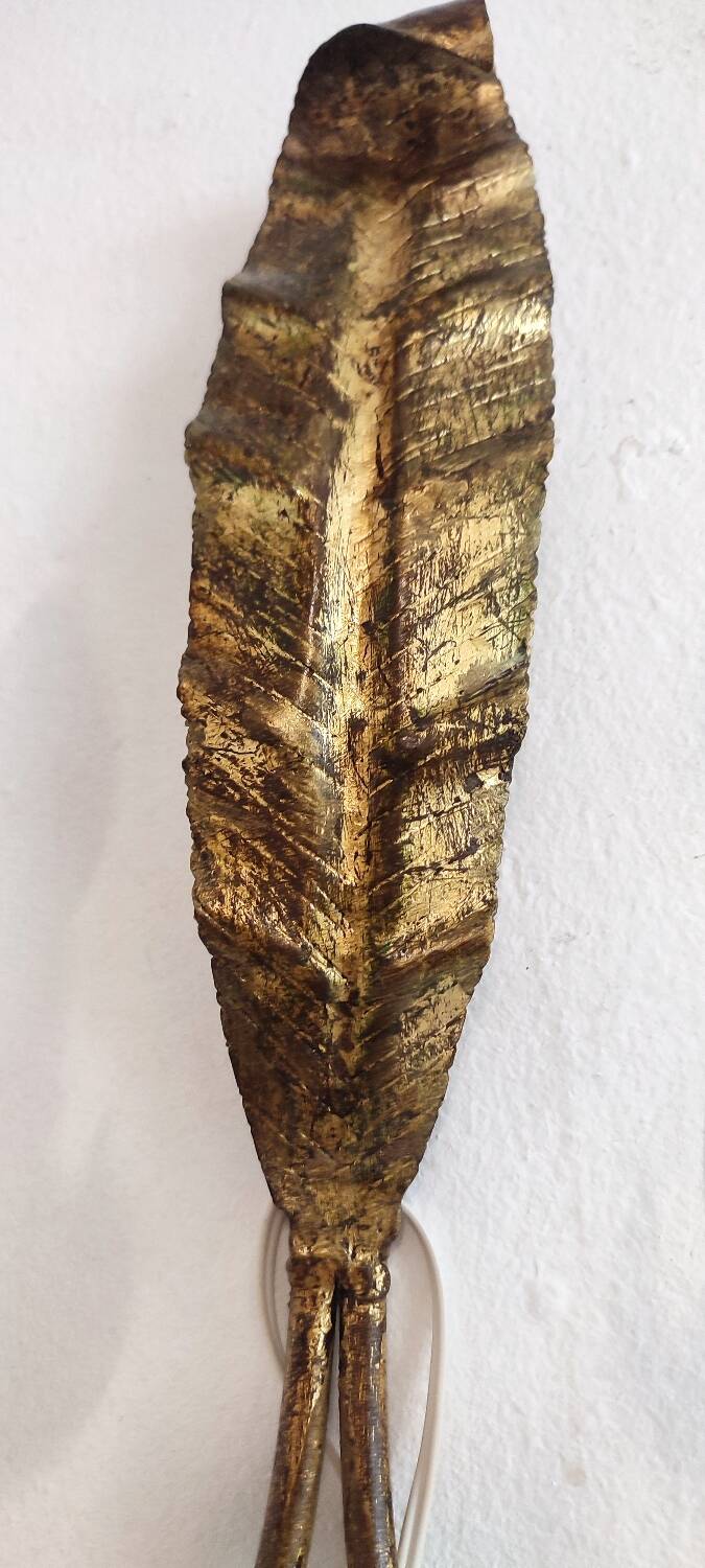 Aplique de pared de hierro forjado y pan de oro. Spain, 1970s.