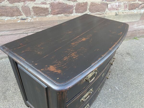 Commode galbée alsacienne XVIIIème patinée