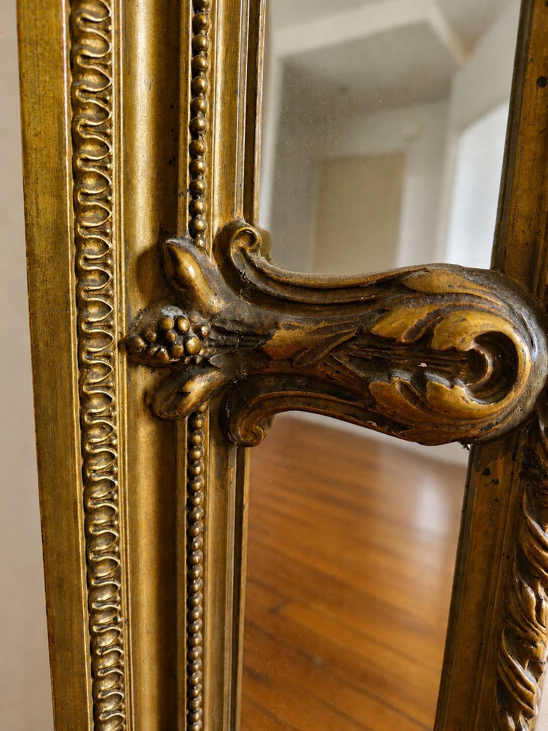 Large Napoleon III mirror 130 × 93 cm — gilded frame sculpted with ribbon pediment.