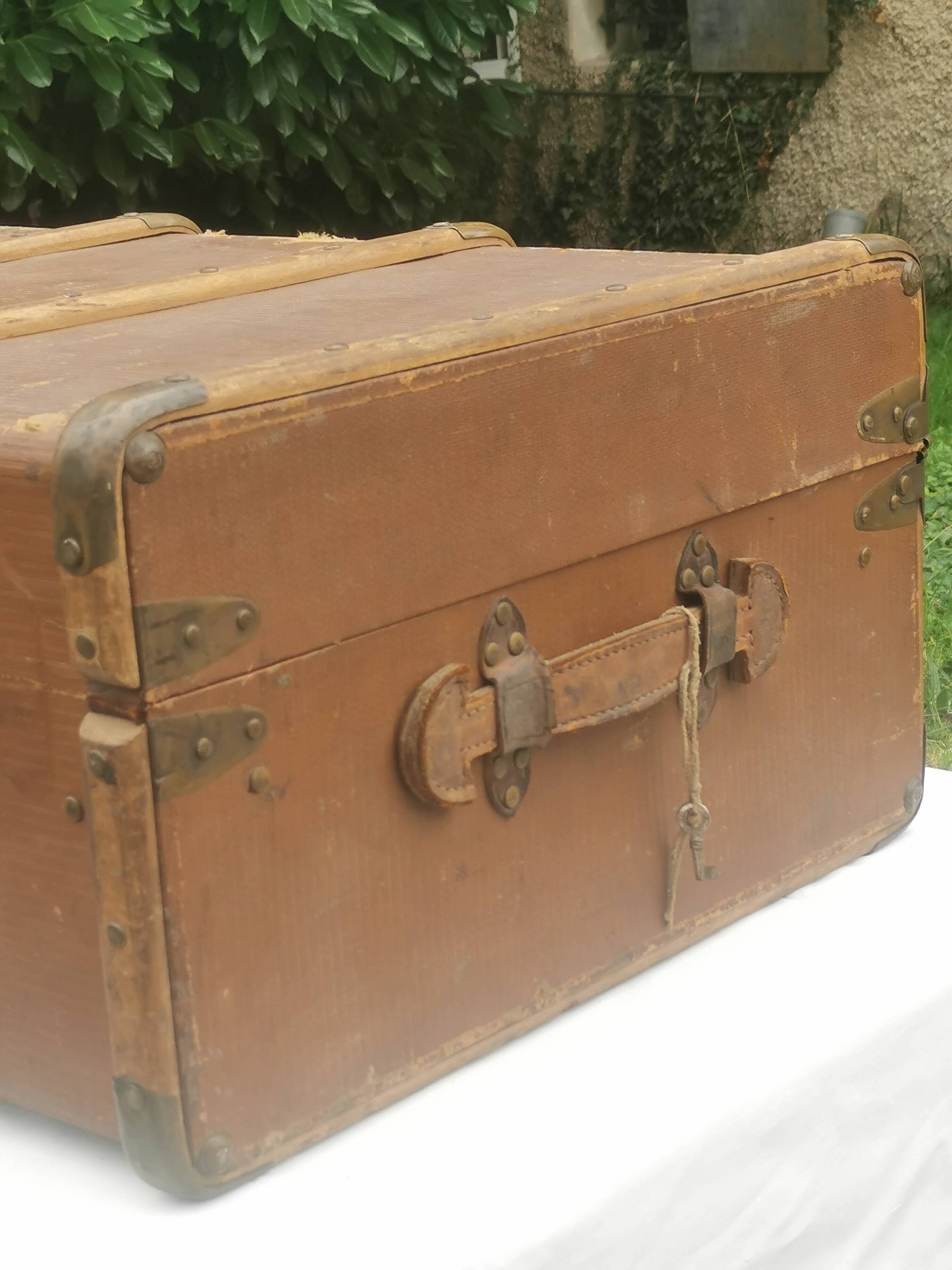 Vintage trunk "la panthere" in lyon
