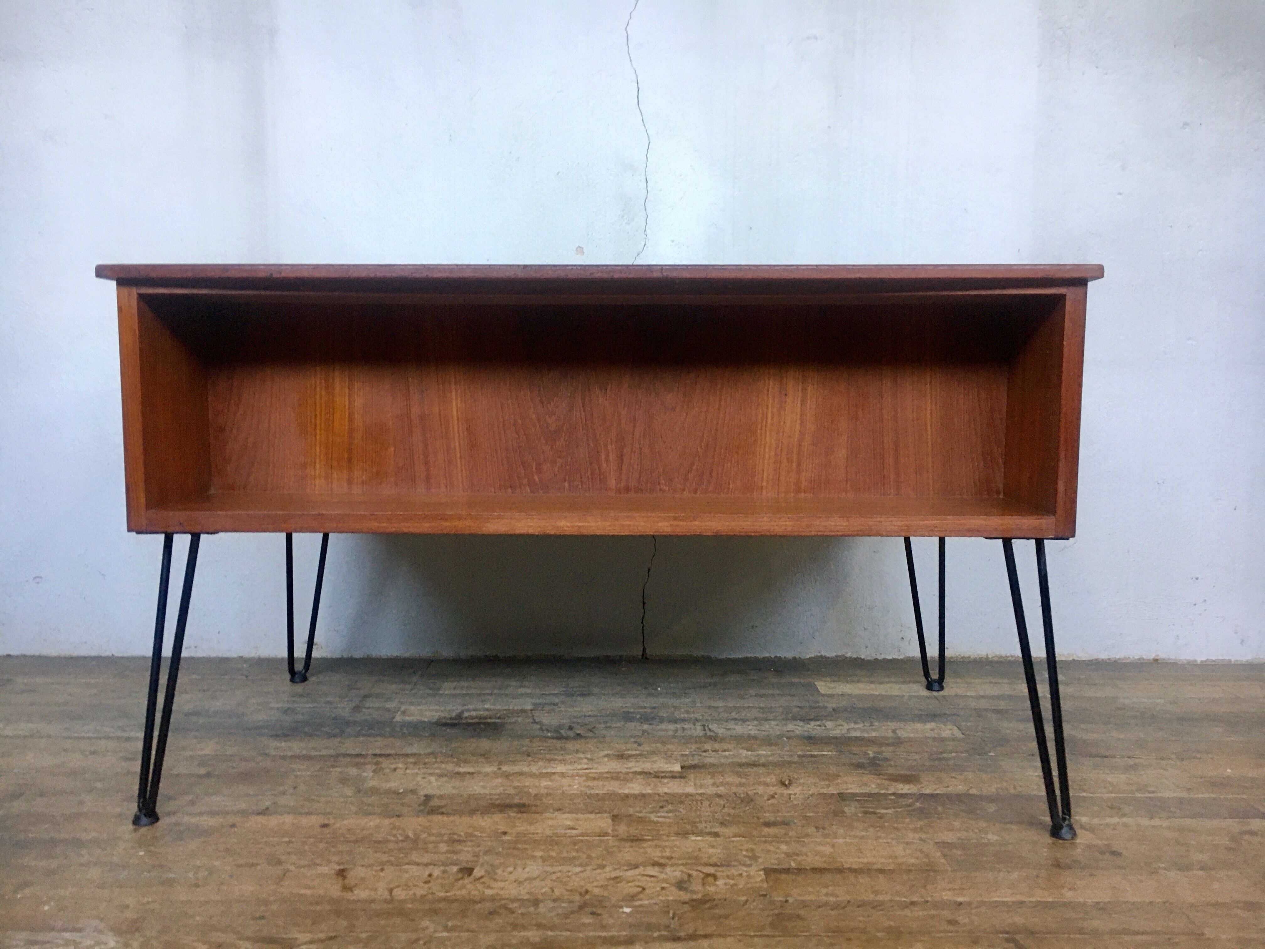 Bureau scandinave en teck avec piétement eiffel métal noir  1950 1960