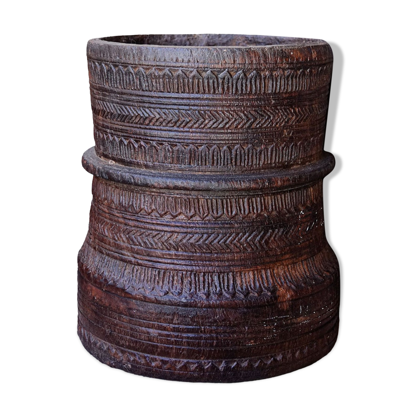 Pot gravé en bois