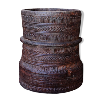 Pot gravé en bois