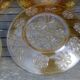 Lot de six assiettes plates- vintage en verre ambré de chez Veréco décor fleurs- années 60/70